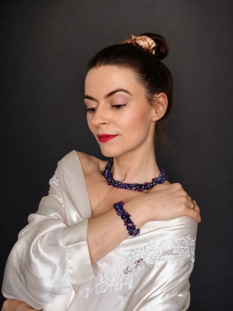 Komplet Choker i Bransoletka z Sodalitu, Ametystu i Złotego hematytu - Kraska na modelce